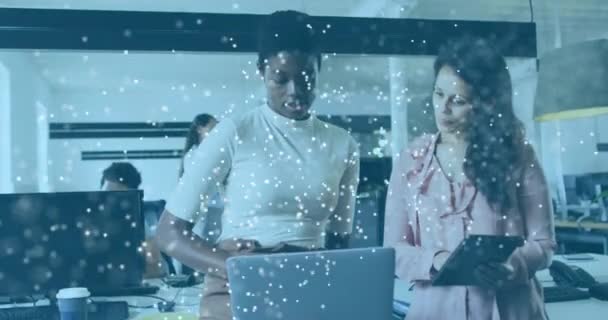 オフィスで働く多様なビジネスの人々に対するDna鎖のアニメーション グローバルビジネス デジタルインターフェイスの概念デジタル生成されたビデオ — ストック動画