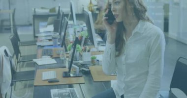 Kafkasyalı iş kadınıyla ilgili finansal veri işleme animasyonu. Küresel iş, finans, bilgisayar ve veri işleme kavramı dijital olarak oluşturulmuş video.