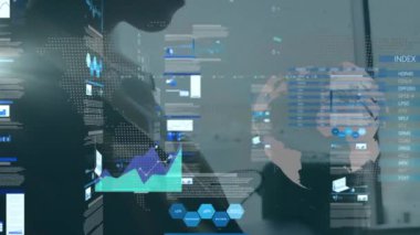 Kafkas iş kadınının dizüstü bilgisayarla veri işleme animasyonu. küresel iş ve dijital arayüz kavramı dijital olarak oluşturulmuş video.
