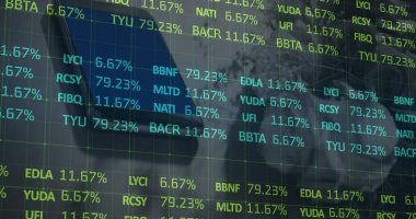 Akıllı telefonun kapatılmasıyla borsa veri işleme görüntüsü. Küresel ekonomi ve iş teknolojisi kavramı