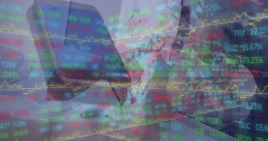 Akıllı telefonun kapatılmasıyla borsa veri işleme görüntüsü. Küresel ekonomi ve iş teknolojisi kavramı