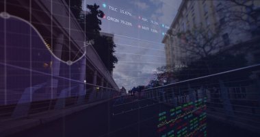 Borsa verileri, şehir köprüsünde yürüyen insanların hızlandırılmış verilerine karşı işleniyor. Küresel ekonomi kavramı