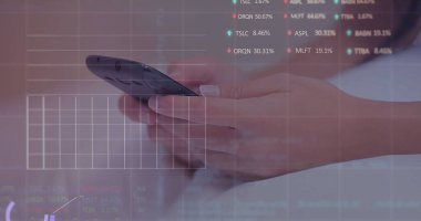 Yatakta akıllı telefon kullanan bir kadının orta bölümündeki veriler borsada işlem görüyor. Küresel finans ve iş teknolojisi kavramı