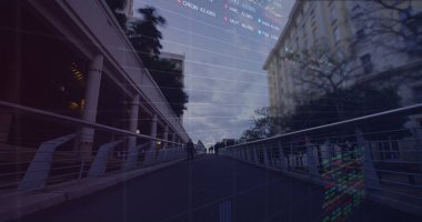 Borsa verileri, şehir köprüsünde yürüyen insanların hızlandırılmış verilerine karşı işleniyor. Küresel ekonomi kavramı
