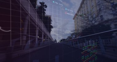 Borsa verileri, şehir köprüsünde yürüyen insanların hızlandırılmış verilerine karşı işleniyor. Küresel ekonomi kavramı