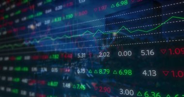 Arkaplanda şehir trafiğine karşı borsa veri işlemenin birleşik görüntüsü. küresel finans ve ekonomi kavramı