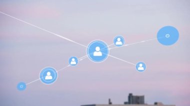 Yüksek binaların hava manzarasına karşı profil simgelerinden oluşan bir ağ animasyonu. Küresel ağ ve iş teknolojisi kavramı
