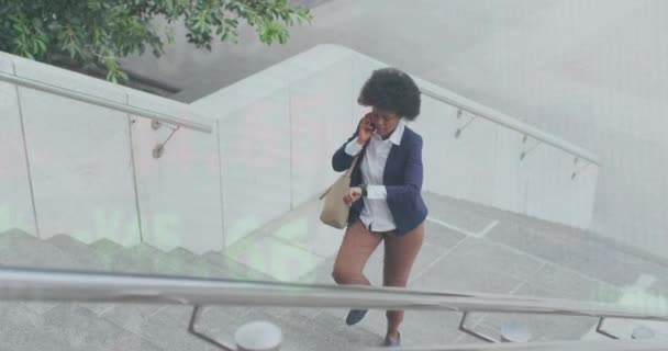 Animation Numbers African American Woman Checking Time Talking Phone Walking — Vídeo de stock