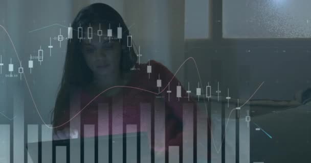 Анімація Статистичної Обробки Даних Над Білою Жінкою Використовуючи Ноутбук Вдома — стокове відео