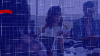 Ofisteki çeşitli meslektaşlar üzerinde elektronik cihazlar kullanarak istatistiksel veri işleme animasyonu. İş veri teknolojisi kavramı