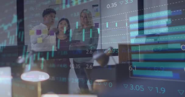 多様なビジネス人に対する金融データ処理のアニメーション グローバルビジネス コンピューティング データ処理の概念デジタル生成ビデオ — ストック動画