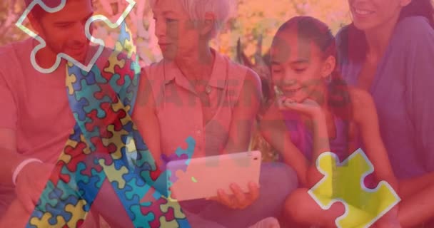 パズルのアニメーションやタブレットを使用して 多様な家族に自閉症の意識月のテキスト 自動認識の月 お祝いとデジタルインターフェイスのコンセプトデジタル生成されたビデオ — ストック動画