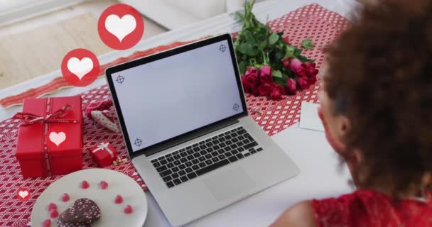 Animasi Ikon Jantung Lebih Dari African American Wanita Menggunakan Laptop — Stok Video