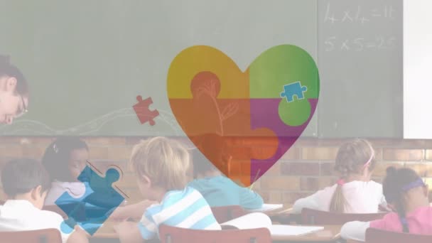 Анімація Шматочків Пазлу Іконою Серця Над Різними Школярами Вчителем Концепція — стокове відео