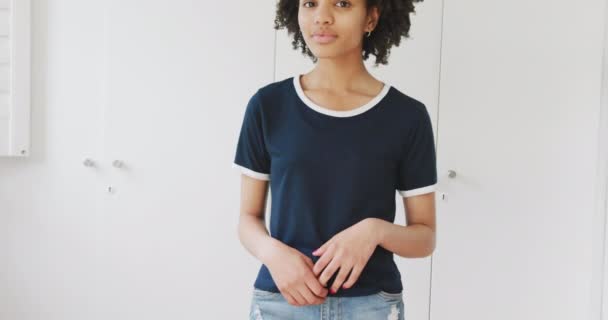 コピースペースの黒いTシャツを着たアフリカ系アメリカ人女性のスローモーションビデオ ファッション デザイン カラーコンセプト — ストック動画