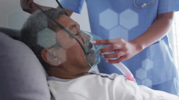 酸素マスクを使用して多様な医師や患者上の形状のアニメーション ライフスタイルの概念デジタルで生成されたビデオ — ストック動画