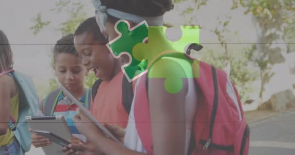 タブレットを使用して多様な小学生以上のパズルのアニメーション 自動認識の月 お祝いとデジタルインターフェイスのコンセプトデジタル生成されたビデオ — ストック動画