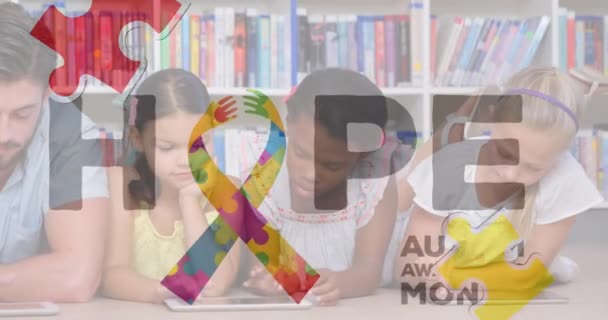 希望のアニメーション 学校での多様な生徒に対する自閉症の意識の月とカラフルなリボン 自閉症意識の概念デジタルで生成されたビデオ — ストック動画