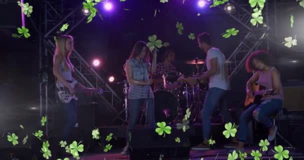 Animation Patrick Day Green Shamrock Falling Band Playing Stage Patrick — Vídeo de stock