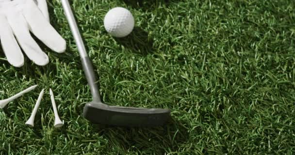 ゴルフクラブ ボール 手袋を閉じ 草の上にキャップをピーク スペースをコピーし スローモーション ゴルフ スポーツ 趣味の概念 — ストック動画