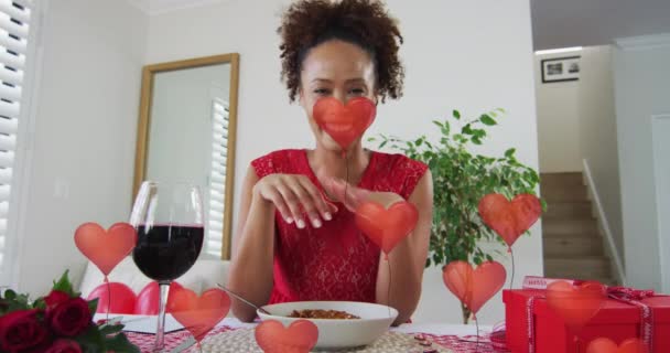 Анімація Серцевих Кульок Над Африканською Американкою Яка Має Відеодзвінок Вино — стокове відео