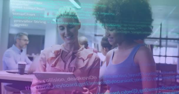 タブレットを使用して多様なビジネス女性に対するデータ処理のアニメーション グローバルビジネス コンピューティング データ処理の概念デジタル生成ビデオ — ストック動画