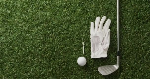 Close Golf Club Ball Glove Grass Copy Space Slow Motion — Vídeo de Stock