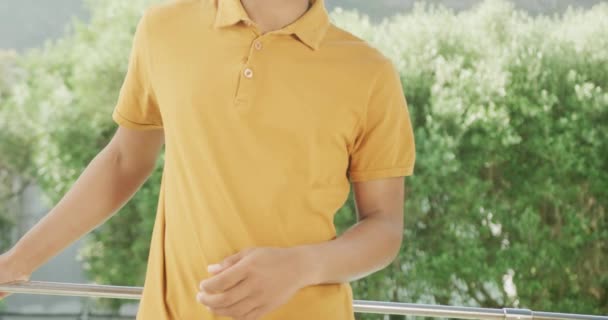 Slow Motion Video African American Man Wearing Yellow Polo Shirt — Wideo stockowe