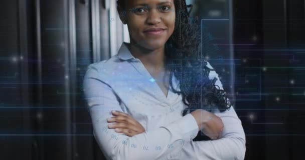 アフリカ系アメリカ人女性を対象としたデータ処理のアニメーション グローバルコンピューティングとデータ処理の概念デジタル生成されたビデオ — ストック動画