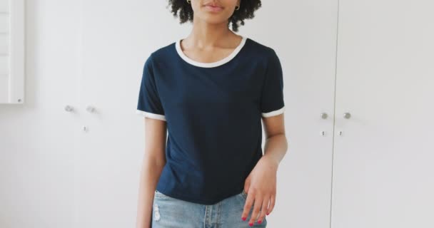 Slow Motion Video African American Woman Wearing Black Shirt Copy — Stok video