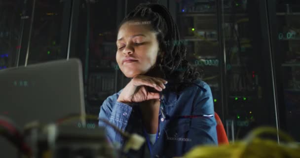Animation Data Processing African American Female Engineer Computer Servers Global — Stock videók