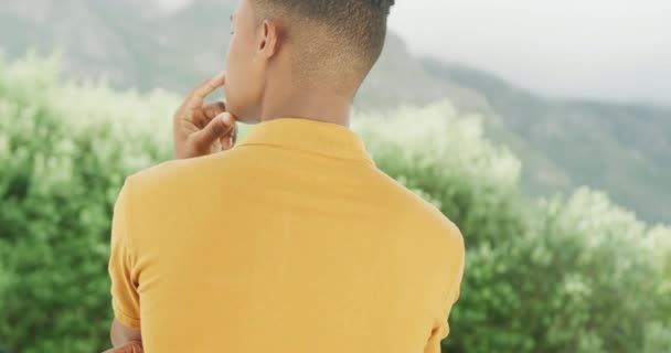 Slow Motion Video African American Man Wearing Yellow Polo Shirt — Αρχείο Βίντεο
