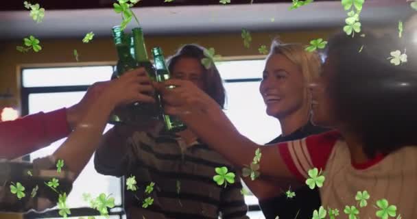 Animation Clover Icons Diverse Group Friends Drinking Beer Patrick Day — Wideo stockowe