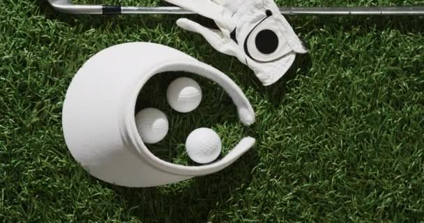 Close Golf Club Balls Glove Peaked Cap Grass Copy Space — Vídeo de Stock