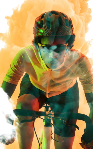 自信を持ってアフリカ系アメリカ人の女性アスリートは スモーキーな背景に眼鏡とヘルメット自転車に乗る コピースペース 複合体 スポーツ サイクリング レース 競争と抽象的な概念 — ストック写真