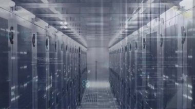 Sunucu odasında veri işleme animasyonu. küresel teknoloji, bilgisayar ve dijital arayüz kavramı dijital olarak oluşturulmuş video.