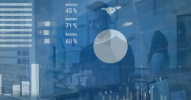 Ofiste çalışan çeşitli iş adamları üzerinde veri işleme animasyonu. küresel iş ve dijital arayüz kavramı dijital olarak oluşturulmuş video.