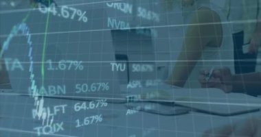 Ofiste sunum yapan beyaz adamın finansal veri işleme animasyonu. Küresel finans ve iş teknolojisi kavramı