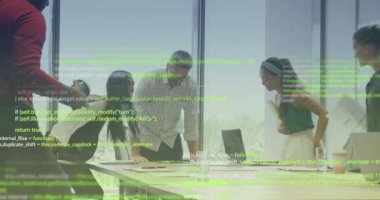 Ofiste çalışan çeşitli iş adamlarının veri işleme animasyonları. Küresel iş, finans ve dijital arayüz kavramı dijital olarak oluşturulmuş video.