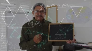 Matematiksel denklemlerin animasyonu elinde karatahta tutan çift ırklı erkek öğretmen üzerinde. Küresel eğitim, öğrenme ve dijital arayüz kavramı dijital olarak oluşturulmuş video.