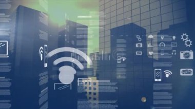 Şehir manzarası üzerinde medya simgeleri ve veri işleme animasyonları. küresel iş ve dijital arayüz kavramı dijital olarak oluşturulmuş video.
