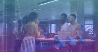 Ofiste çalışan çeşitli iş adamlarının veri işleme animasyonları. Küresel iş, finans ve dijital arayüz kavramı dijital olarak oluşturulmuş video.