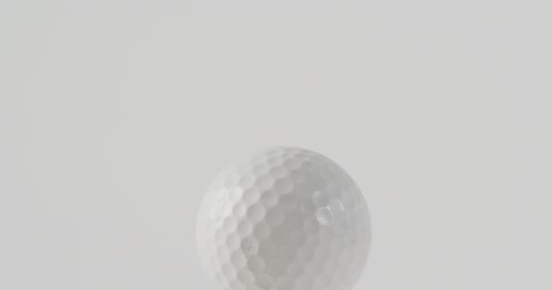 Close Golf Tee Ball White Background Copy Space Slow Motion — Stockvideo