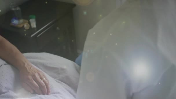 Animación Manchas Luz Sobre Diversos Médicos Pacientes Tomados Mano Vídeo — Vídeo de stock