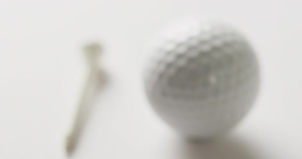 Close Golf Tee Ball White Background Copy Space Slow Motion — Vídeos de Stock