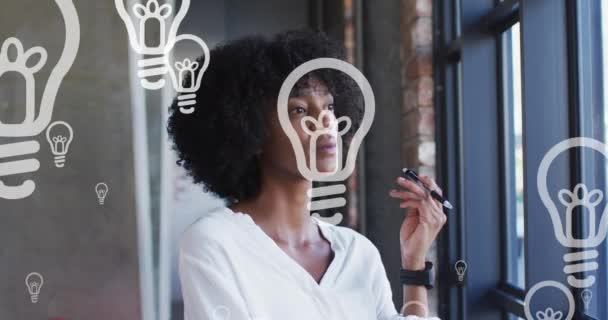 Animação Retrato Ícones Lâmpadas Sobre Pensamento Mulher Negócios Afro Americana — Vídeo de Stock