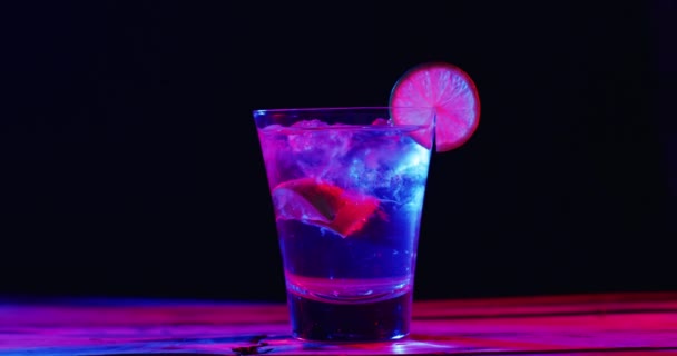 Close Drink Lemon Black Background Copy Space Cocktail Day Party — Vídeo de Stock