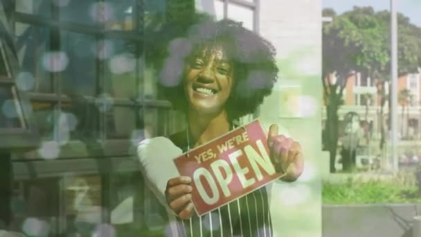 Animatie Van Portret Van Afrikaans Amerikaanse Vrouwelijke Winkelbediende Met Open — Stockvideo