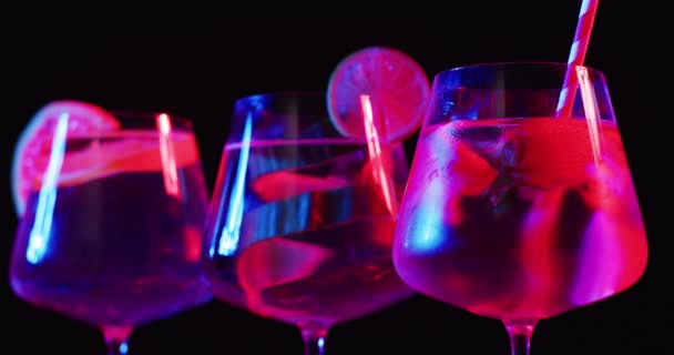 Close Drinks Fruit Black Background Cocktail Day Party Celebration Concept — Vídeos de Stock