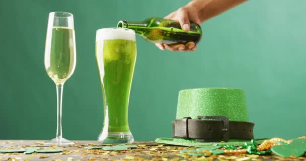 Video Patrick Glass Champagne Beer Hat Copy Space Green Background — Vídeo de stock